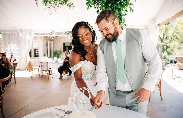 Couple cutting their cake - Boulder Creek by Wedgewood Weddings