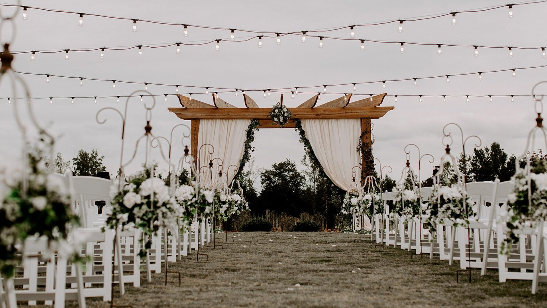 spinning-leaf-outdoor-wedding