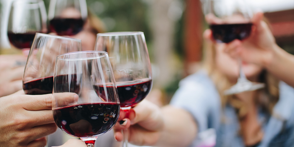 People cheersing with red wine