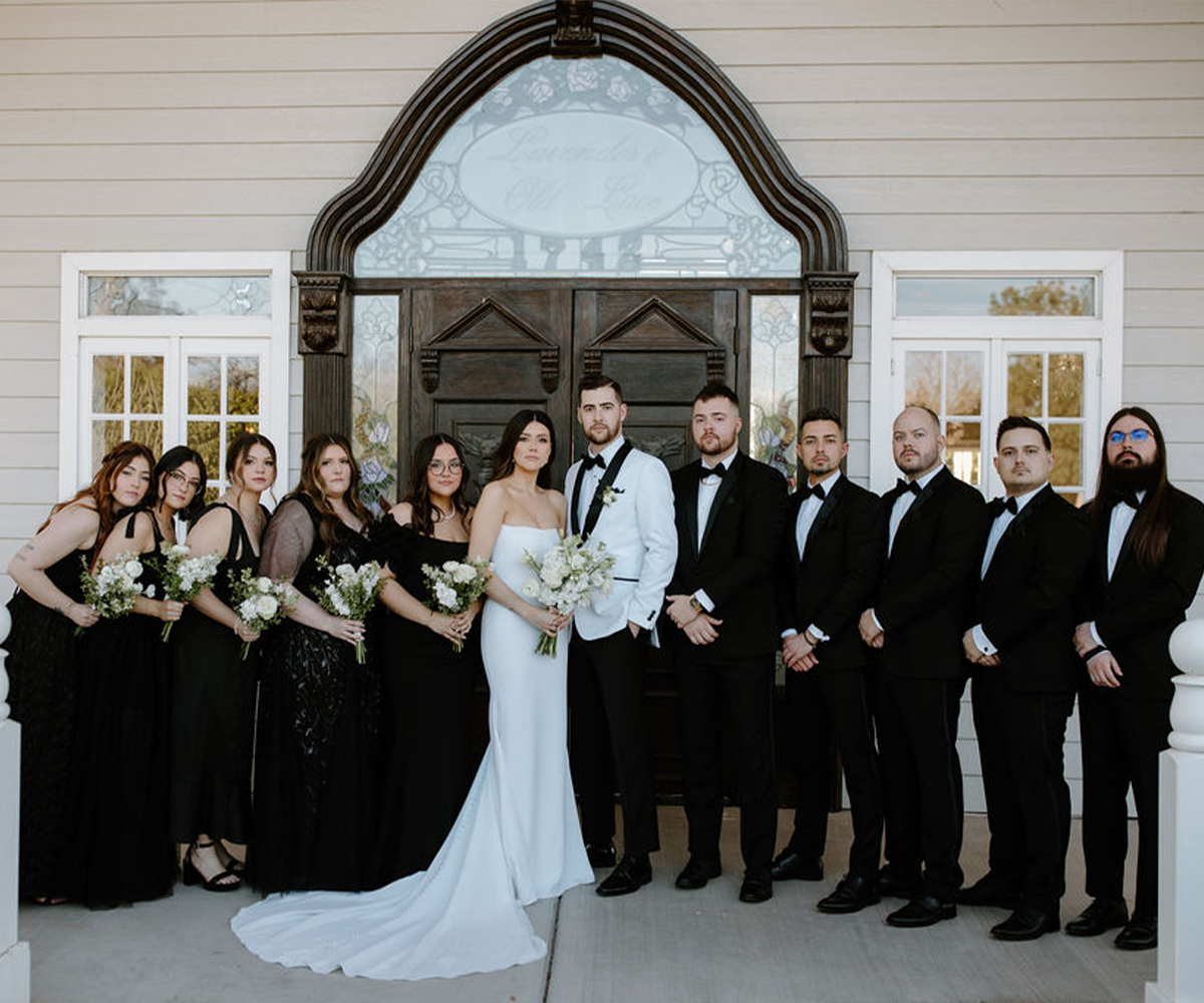 Wedding party outside Lindsay Grove by Wedgewood Weddings