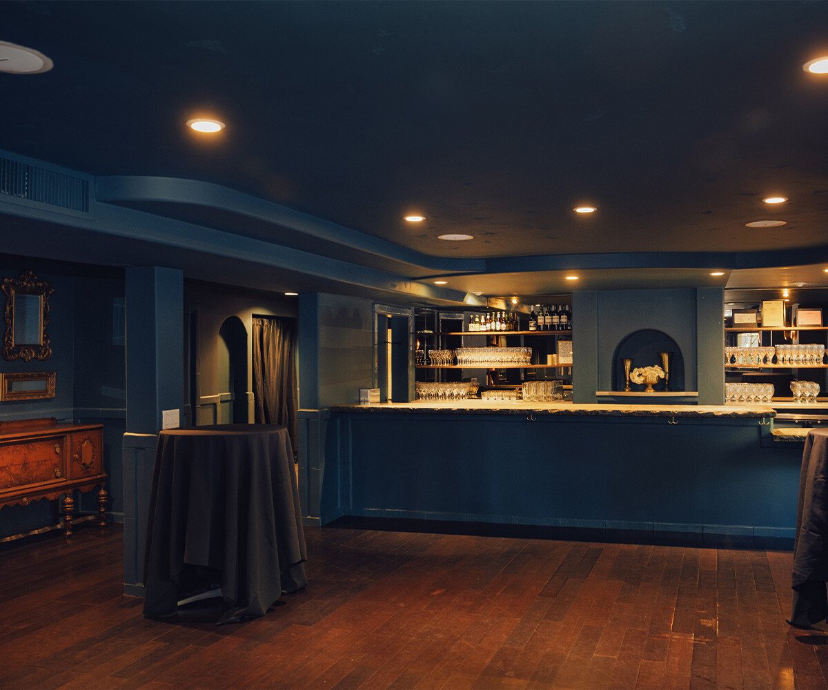 Lounge and bar area at Sterling Hotel by Wedgewood Weddings