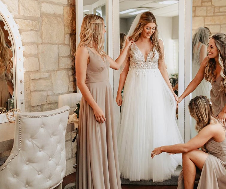 Bride getting ready with her wedding party