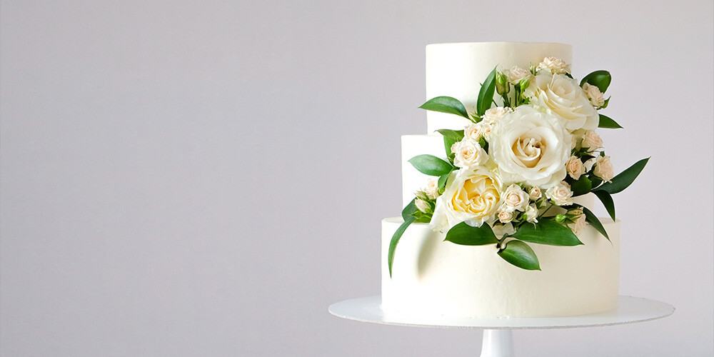 Classic and elegant white cake with floral