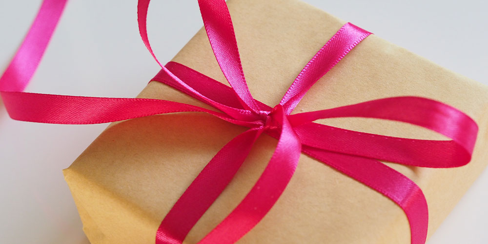 https://www.wedgewoodweddings.com/hubfs/3.0%20Feature%20Images%201000%20x%20500%20px/Blog/Gift-with-Pink-Bow.jpg