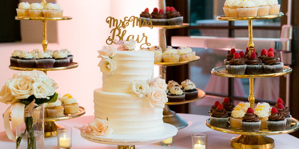 Wedding Cake Stands: 19 Chic Ways to Display Your Wedding Cake -  hitched.co.uk - hitched.co.uk