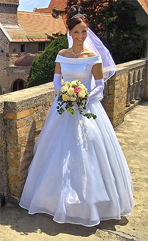 wedding dress style with gloves